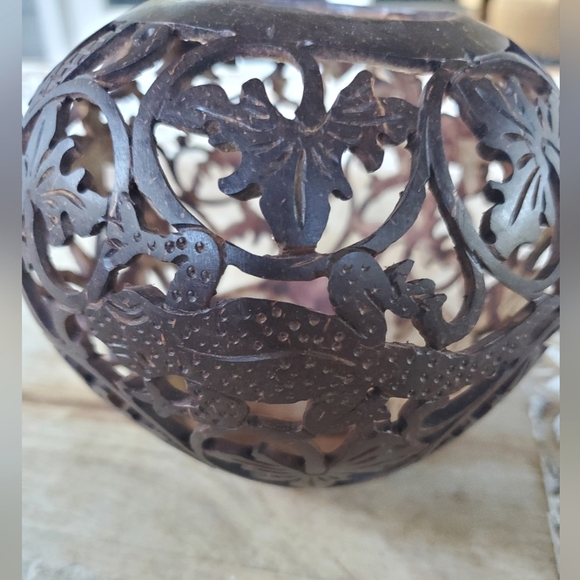 Handcarved coconut from Thailand with lizard designs - Picture 3 of 6